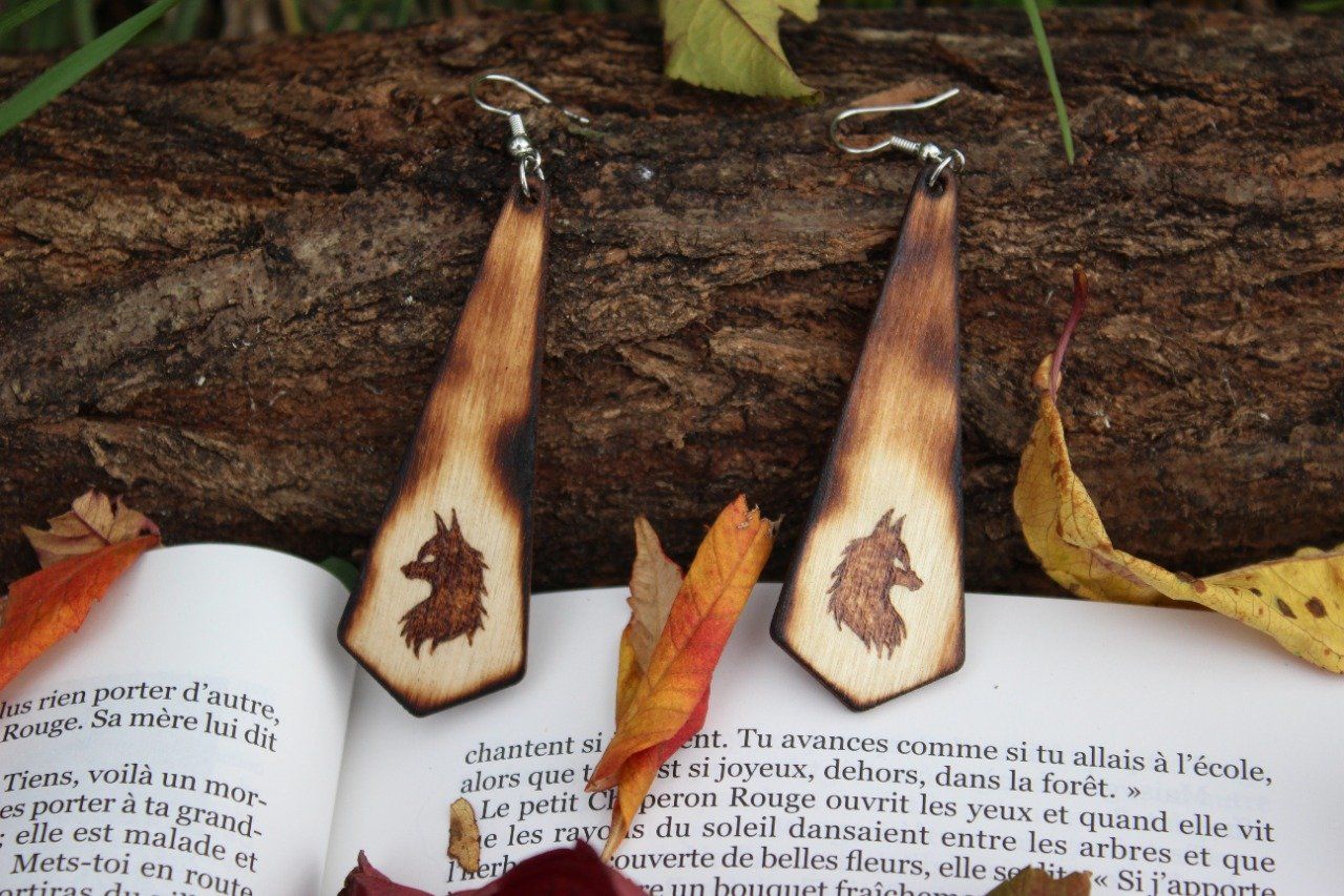 Boucles D'oreilles Originales Petit Chaperon Rouge En Acrylique (neuves)