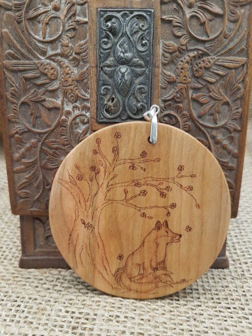 Talisman kyūbi no kitsune et fleurs de cerisier 