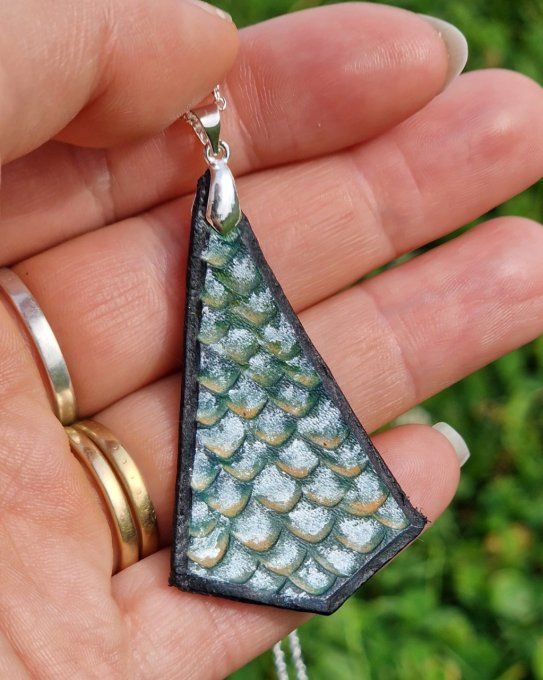 Pendentif écailles de dragon Goutte