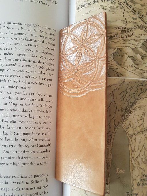 Marque-page rosace et volutes