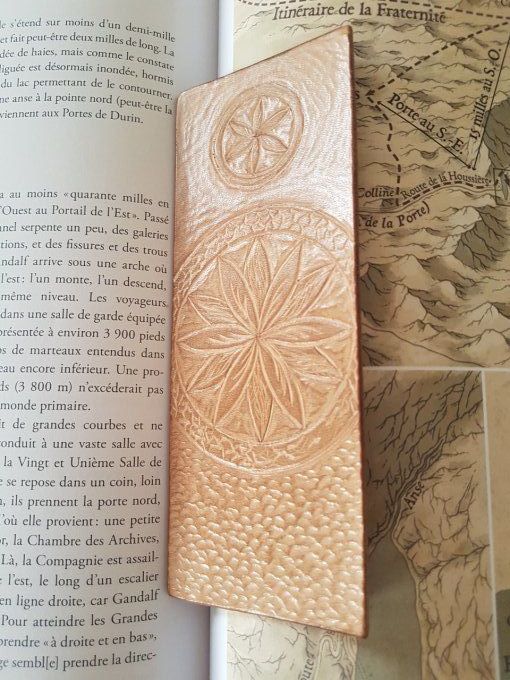 Marque-page rosace et écailles
